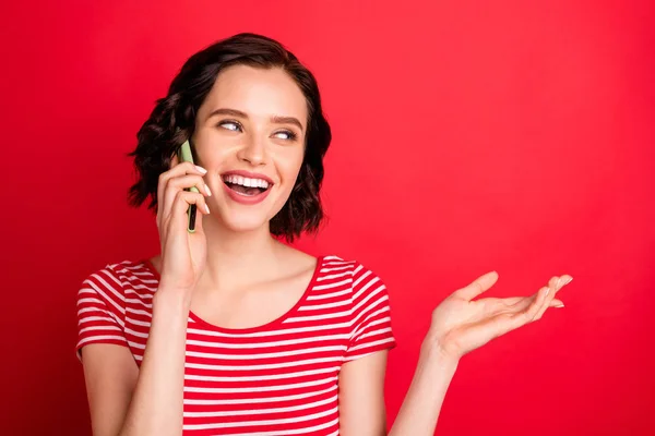 Close-up portret van haar ze mooi aantrekkelijk mooi vrolijk vrolijk vriendelijk golvend meisje praten draadloze verbinding geïsoleerd over heldere levendige glans rode achtergrond — Stockfoto