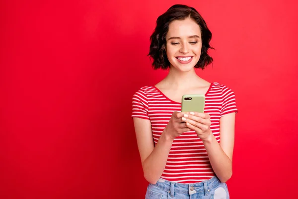 Retrato de ella ella agradable atractiva bonita alegre alegre adicto ondulado de pelo adolescente chica pasar tiempo libre utilizando wi-fi aislado sobre brillante brillante brillo fondo rojo — Foto de Stock