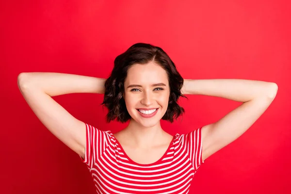 Närbild porträtt av henne hon trevlig attraktiv Söt härlig intagande glad munter vågig-haired tonårs flicka har vila tid isolera över ljus levande lysa röd bakgrunden — Stockfoto