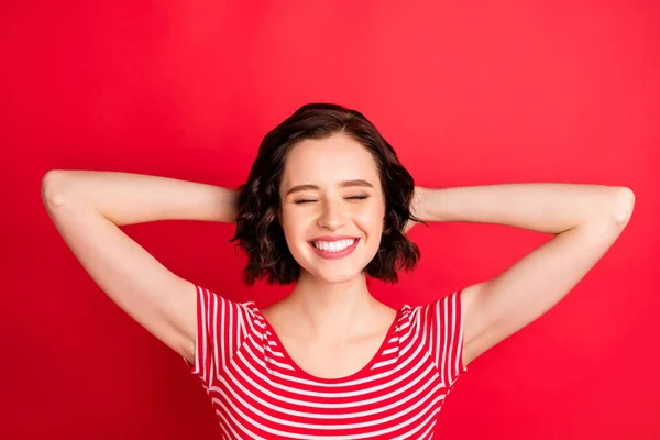 Close-up retrato dela ela agradável atraente bonita bonita alegre alegre menina de cabelos ondulados ouvidos fechados descansando isolado sobre brilhante brilhante brilhante vermelho fundo — Fotografia de Stock