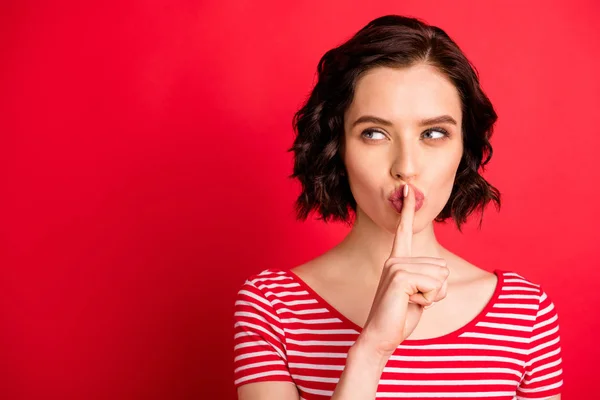 Foto de menina atraente tentando definir silêncio, a fim de refletir sobre seus planos, enquanto isolado com fundo vermelho com copyspace — Fotografia de Stock