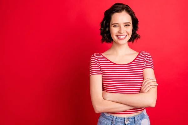 Foto de empresária que acabou de iniciar sua carreira e está pronta para chegar ao topo enquanto isolada com fundo vermelho — Fotografia de Stock