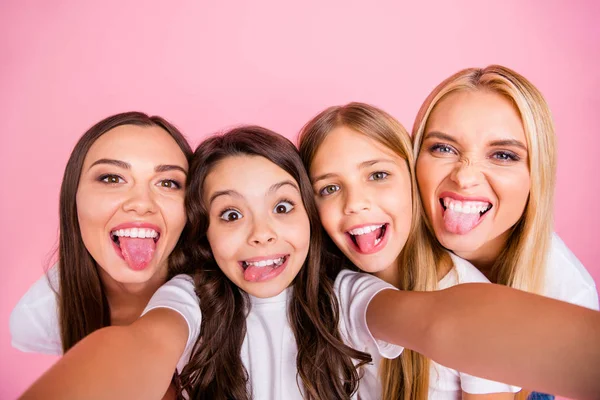 Auto-retrato de quatro agradável atraente encantador charmoso cômico alegre alegre longo aborrecido meninas se divertindo passar tempo livre enganando maternidade isolado no fundo pastel rosa — Fotografia de Stock