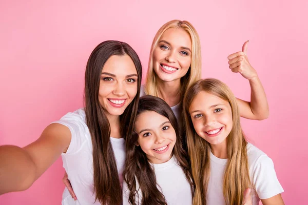 Selbstporträt von vier schönen attraktiven reizend charmant niedlich fröhlich fröhlich lange Haare Mädchen zeigen Daumen nach oben Anzeige Entscheidung wählen Mutterschaft isoliert über rosa Pastell Hintergrund — Stockfoto