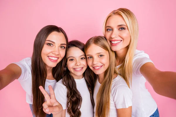 Autoportrét čtyř hezkých okouzlujících rozkošných, veselé veselé dívky, příbuzné se baví trávit čas s volnými dobrodinými barvami na růžových pastelových tapetu — Stock fotografie