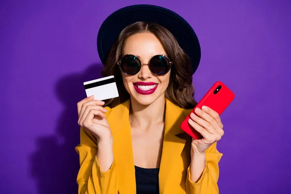 Close-up portrait of her she nice-looking lovely charming cute pretty winsome cheerful cheery wavy-haired lady holding in hands device card isolated over bright vivid shine violet lilac background — Stock Photo, Image