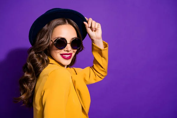 Profilfoto von erstaunlichen Dame tragen Spezifikationen stilvollen Hut gelb Kostüm isoliert lila Hintergrund — Stockfoto
