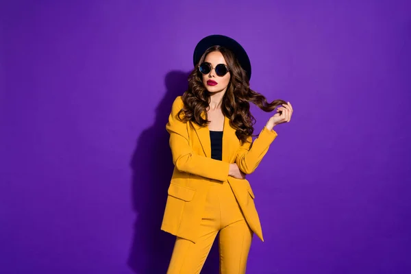 รูปภาพของผู้หญิงแฟชั่นที่น่าตื่นตาตื่นใจสวมหมวกสไตล์ชุดสีเหลืองแยกพื้นหลังสีม่วง — ภาพถ่ายสต็อก