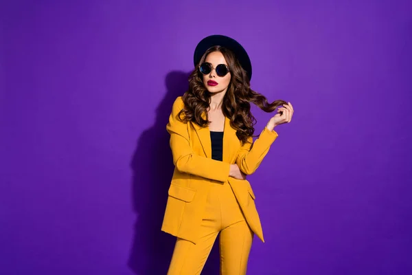 Foto de senhora elegante incrível usar chapéu elegante traje amarelo isolado fundo roxo — Fotografia de Stock