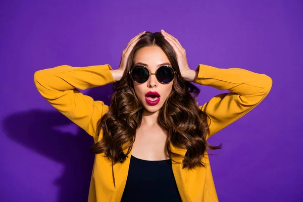 Foto de primer plano de señora sorprendida desgaste elegante traje amarillo aislado fondo púrpura — Foto de Stock