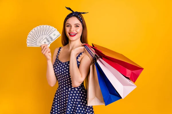 Ritratto di affascinante studente tenere mano banconote hanno vacanza estiva indossare fascia elegante vestito alla moda punteggiato isolato su sfondo giallo — Foto Stock