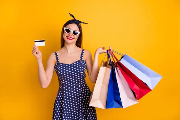 Retrato de senhora agradável segurar sacos de mão brilhante boutique desgaste moda headband vermelho lábios vara óculos óculos isolados sobre fundo amarelo — Fotografia de Stock