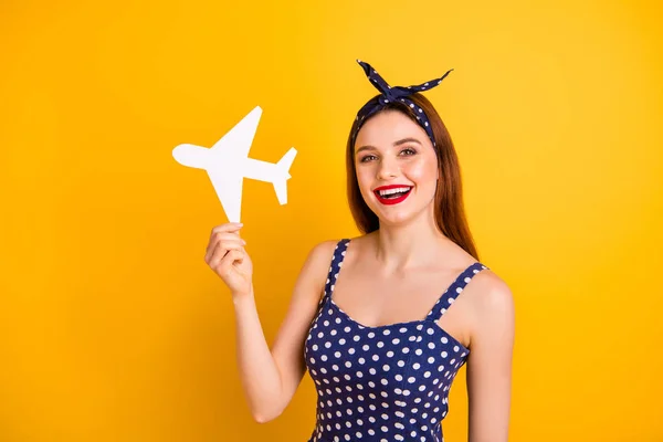 Retrato dela ela agradável atraente alegre alegre menina de cabelos lisos segurando em mãos plano branco anúncio venda desconto isolado sobre brilhante brilho vívido fundo amarelo — Fotografia de Stock