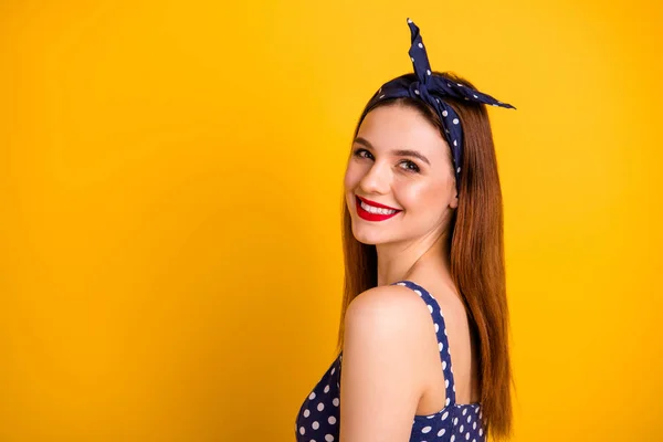 Perfil foto de bela senhora batom vermelho overjoyed desgaste casual pontilhado vestido headband isolado fundo amarelo brilhante — Fotografia de Stock