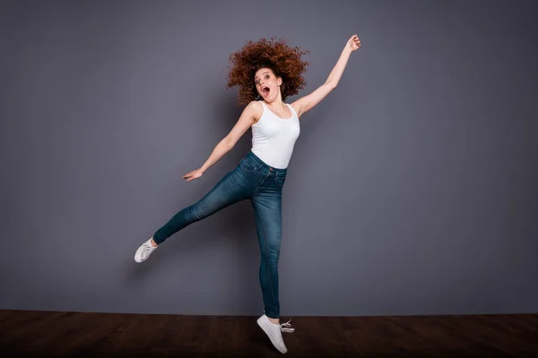 Foto de tamaño completo de la señora foxy vuelo repentinamente hasta el cielo inesperada desgaste pantalones vaqueros camiseta blanca pantalones de mezclilla fondo gris aislado —  Fotos de Stock