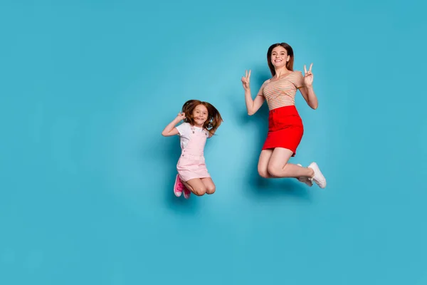 Foto em tamanho completo de foxy pequena senhora e mãe mostrando símbolos v-sinal usar roupas casuais isolado fundo azul — Fotografia de Stock