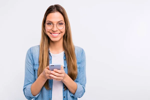 Foto portret van charmant leuk blij optimistisch Kaukasische dame houden digitale telefoon in handen geïsoleerd grijze achtergrond — Stockfoto