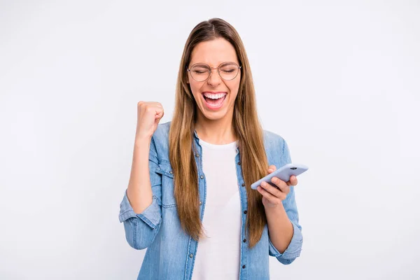 Foto de primer plano de alegre alegre alegre alegre señora satisfecha levantando el puño hacia arriba fondo gris aislado —  Fotos de Stock