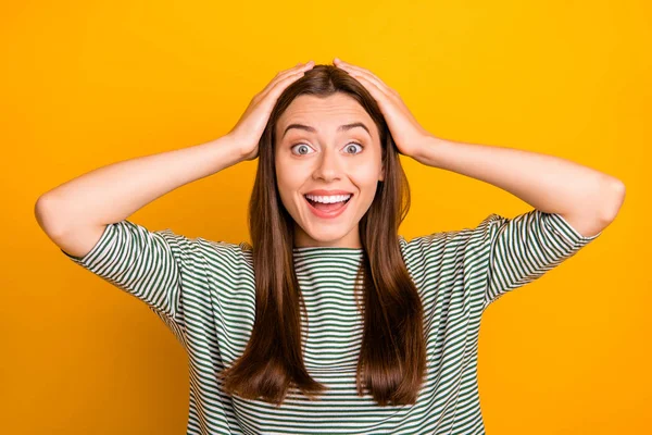 Foto de menina regozijando-se tendo notado sua foto publicada na revista mais famosa de sua aldeia, enquanto isolado com fundo amarelo — Fotografia de Stock