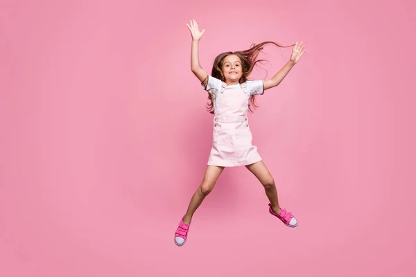 작은 놀라운 여자 점프 높은 별 모양 의 손 다리 착용 태양 드레스 신발 고립 된 핑크 배경의 전신 사진 — 스톡 사진