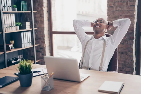 Ritratto del suo bel attraente elegante alla moda allegro allegro ragazzo freelancer fondatore squalo avendo pausa pausa riposo relax a loft industriale posto di lavoro interno stazione al coperto — Foto Stock