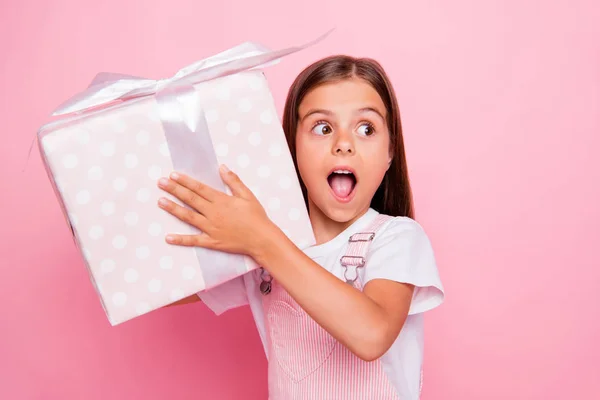 Foto de pequenas mãos senhora segurar grande giftbox Natal feriados inacreditável surpresa desgaste geral isolado rosa fundo — Fotografia de Stock