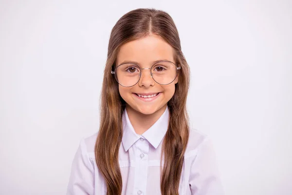 Retrato de cerca de ella ella agradable atractiva dulce alegre alegre alegre inteligente pre-adolescente niña lentes corrección de atención médica aislado sobre fondo gris blanco claro —  Fotos de Stock