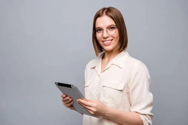 Close up side profile photo beautiful attractive she her su negocio lady chief e-book manos lector de brazos datos puesta en marcha novedad interesado curioso desgaste especificaciones casual camisa blanca aislado fondo gris — Foto de Stock