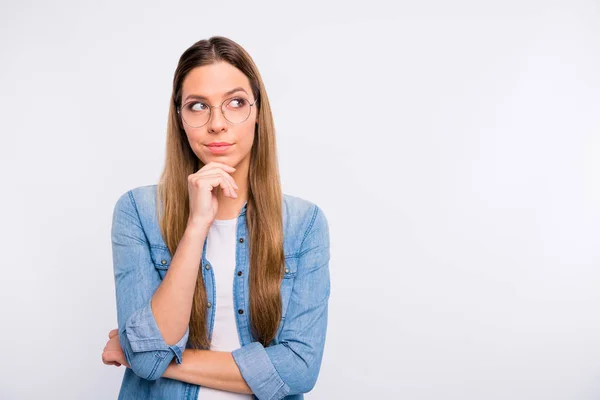 Porträtt av henne hon snygg attraktiv härligt sinnade allvarliga lugn Straight-haired Lady hitta lösning kopiera utrymme isolerat över vitt ljus grå pastellfärgad bakgrund — Stockfoto