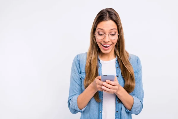 Foto van grappige funky dame met behulp van haar interessante digitale gadget geïsoleerd grijze achtergrond — Stockfoto