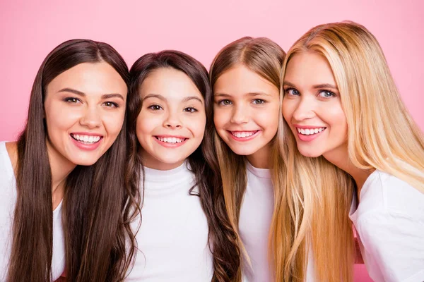 Primo piano foto di quattro diverse donne di età che abbracciano indossare abbigliamento casual isolato sfondo rosa — Foto Stock