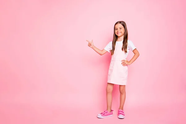 Foto de cuerpo completo de la señora pequeña vacaciones tiempo indicar dedo vacío espacio venta descuento precio desgaste vestido de sol aislado fondo rosa —  Fotos de Stock