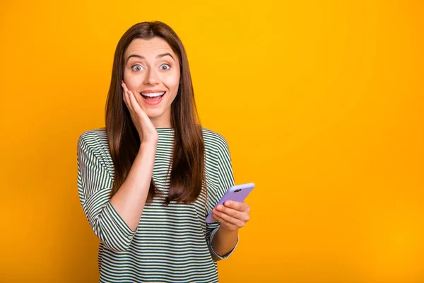 Foto de menina alegre positivo que passou exames de entrada da faculdade técnica local, enquanto isolado com fundo amarelo — Fotografia de Stock