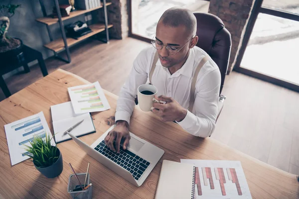 Boven boven hoge hoek weergave portret van Nice aantrekkelijke drukke kerel voorbereiding Financiën rapport winst winst loon salaris groei marketing presentatie op industriële Loft interieur werkplaats station — Stockfoto