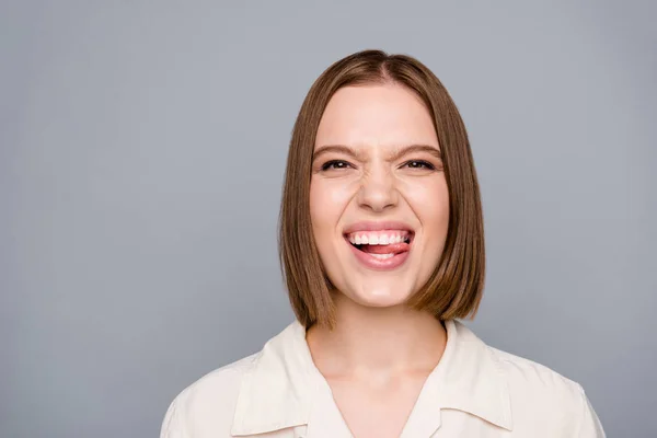 Foto close up luar biasa gila dia wanita lucu lucu lucu ekspresi wajah lidah keluar mulut sopan licik kekanak-kanakan orang tertawa cekikikan mengenakan santai kemeja putih terisolasi abu-abu latar belakang — Stok Foto