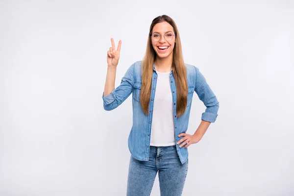 Foto de optimismo expresando alegre persona haciendo v-signo de la mano en la cintura aislado fondo gris — Foto de Stock