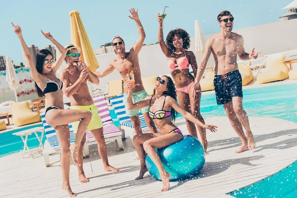 Nice-looking attractive slim fit funky excited glad carefree cheerful cheery guys having fun rejoicing great event fest fiesta festive festal celebratory tropical exotic tour trip bachelor on roof top — Stock Photo, Image