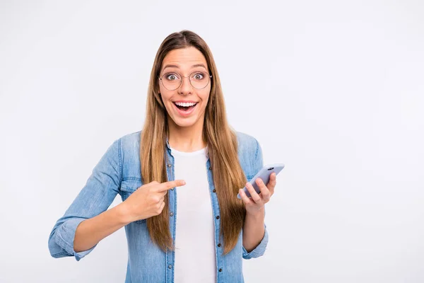 Foto van behoorlijk opgewonden mooie optimistische Lucky Lady wijzend wijsvinger op telefoon geïsoleerde grijze achtergrond — Stockfoto