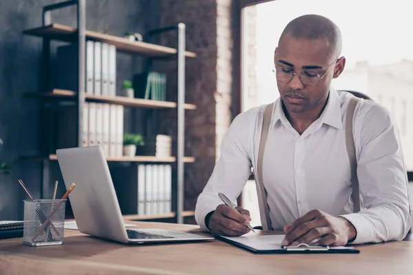 Portret van zijn hij mooie stijlvolle druk gericht Guy Voorzitter vastgoed financier Manager schrijven Financiën verkoopplan strategie groei op industriële Loft interieur werkplaats station — Stockfoto