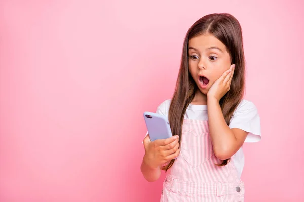 Närbild foto av Little Lady händer håll telefon dåliga nyheter klocka datum helgdagar över slitage övergripande isolerad rosa bakgrund — Stockfoto