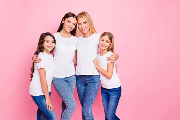 Retrato de buen aspecto atractivo encantador brillo adorable perfecto alegre alegre niñas pasar tiempo abrazando reunión aislado sobre rosa pastel fondo — Foto de Stock