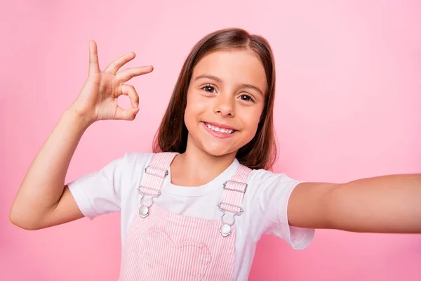 Foto de la pequeña blogger lady hacer tomar selfies okey símbolo mano fresco buen trabajo señal desgaste general aislado rosa fondo —  Fotos de Stock