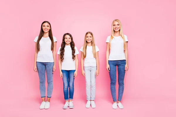 Foto de longitud completa de dos pequeñas y dos estudiantes damas usan traje casual aislado fondo rosa —  Fotos de Stock