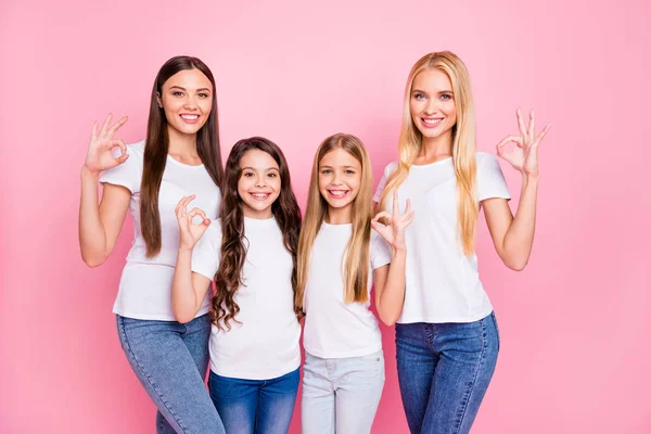 Foto de quatro diferentes idade senhoras abraçando mostrando okey símbolo desgaste casual roupa isolado fundo rosa — Fotografia de Stock