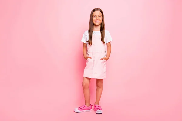 Ganzkörperfoto der kleinen Dame braunes Haar Urlaub Freizeit Hände Taschen tragen rosa Sonne Kleid T-Shirt isoliert rosa Hintergrund — Stockfoto