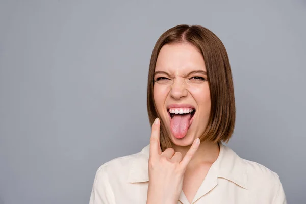 Foto close up luar biasa gila dia wanita ekspresi wajah lidahnya keluar mulut tidak sopan rocker kekanak-kanakan mengunjungi konser kelompok favorit gembira bertanduk mengenakan kemeja putih kasual terisolasi latar belakang abu-abu — Stok Foto