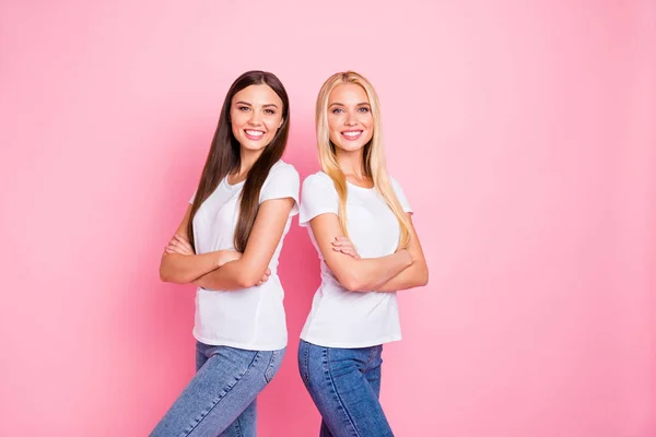 Foto di due belle signore stand back to back incrocio braccia indossare abbigliamento casual isolato sfondo rosa — Foto Stock