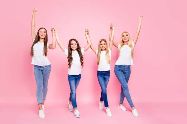 Dos señoras pequeñas y estudiantes levantando los brazos listos para las vacaciones usan traje casual aislado fondo rosa —  Fotos de Stock