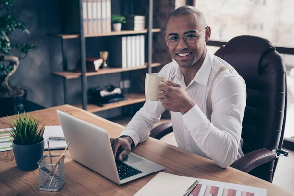 Portret van Nice aantrekkelijke vrolijke vent Voorzitter voorbereiding Finance Report resultaat verkoopinkomsten winst winsten groeistrategie marketing presentatie op industriële Loft interieur werkplaats station — Stockfoto