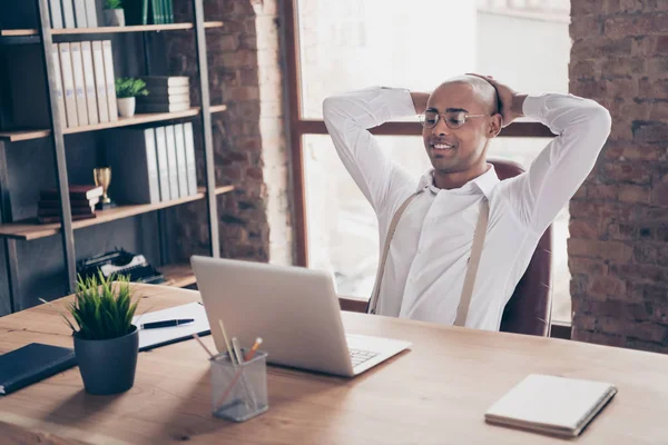 Portrait von seinem netten attraktiven stilvollen selbstbewussten fröhlichen Kerl Finanzier freiberuflicher Berater Unternehmensgründer Hai, der E-Mail-Bericht auf dem Industrieloft am Arbeitsplatz liest — Stockfoto